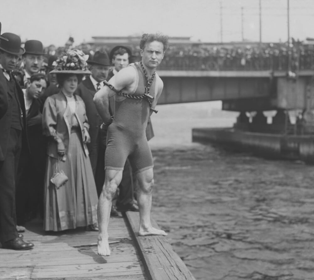 1907 Harry Houdini escapes from chains underwater