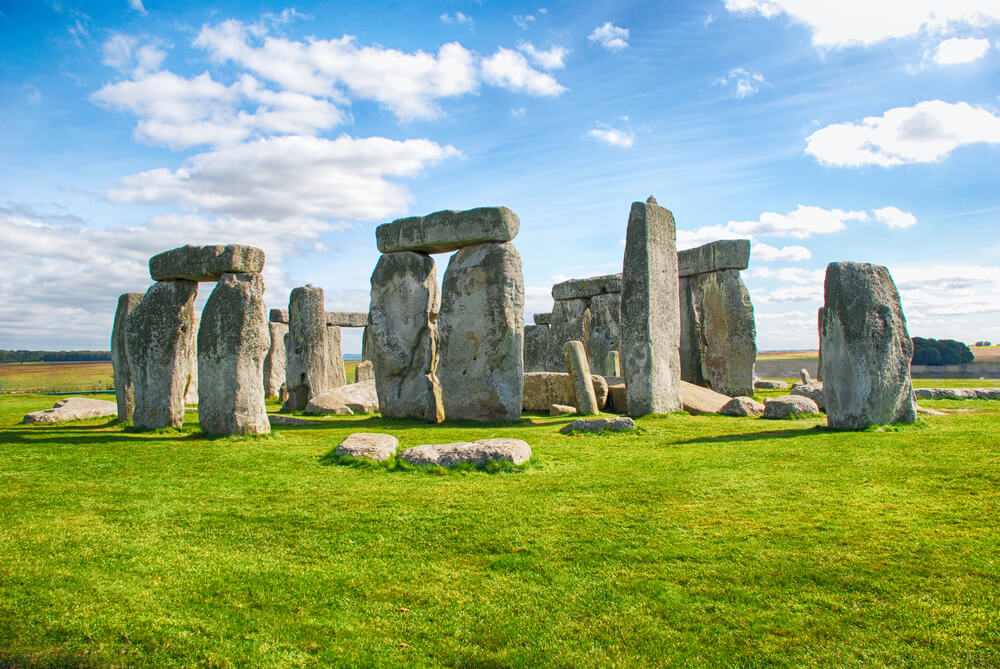 1915 Cecil Chubb buys Stonehenge for £6,600