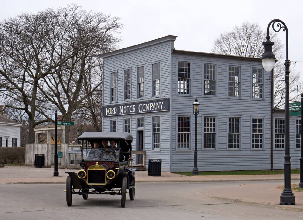 1926 Henry Ford announces an 8 hour, 5-day work week