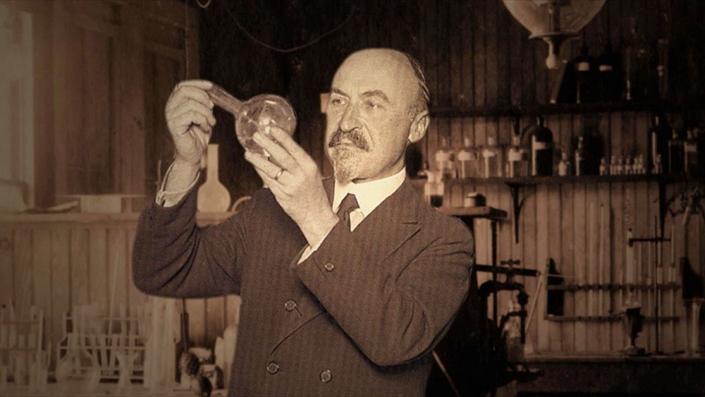 Leo Baekeland Patents Bakelite, Kickstarting Plastics