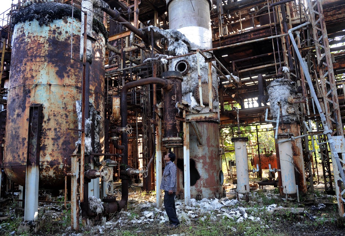 1984: Union Carbide pesticide plant leaks 45 tons of methyl isocyanate in Bhopal, India